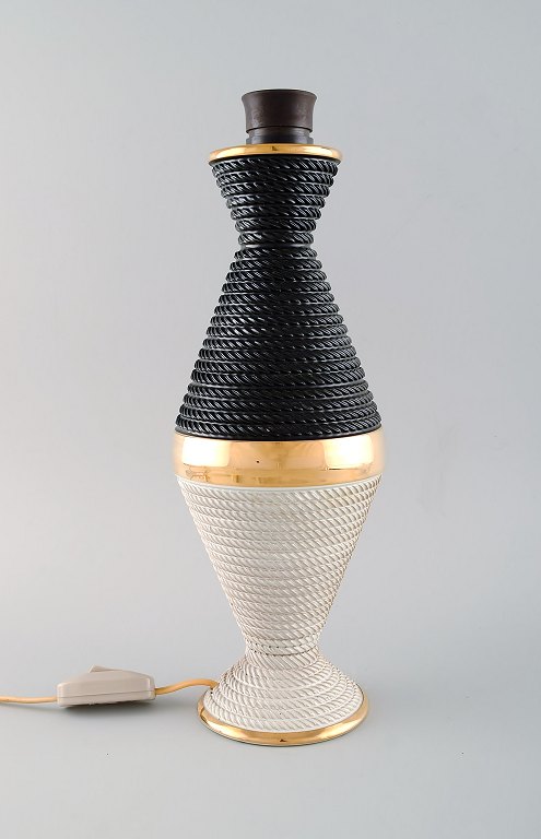 Håndlavet italiensk bordlampe i glaseret keramik med gulddekoration og reb 
design. 1970