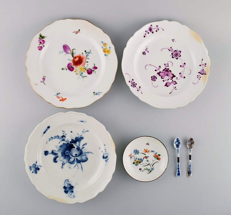 Antique Meissen bowl, three plates and two spoons in hand-painted porcelain. 
19th century.
