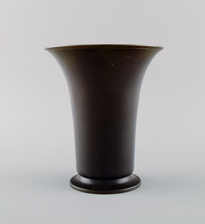 Just Andersen (1884-1943), Denmark. Early vase in alloy bronze. 1930s. Model 
number 1596.
