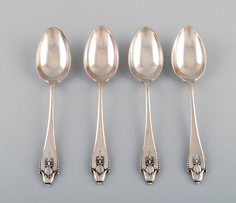 Four Georg Jensen Akkeleje dessert spoons in silver (830). Dated 1920.
