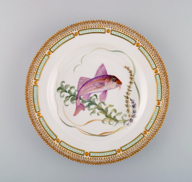 Royal Copenhagen Fauna Danica fisketallerken i håndmalet porcelæn med fisk og 
gulddekoration. Modelnummer 19/3549. 

