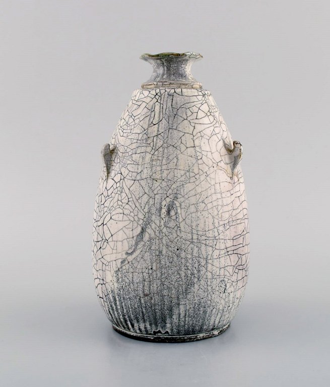Svend Hammershøi for Kähler, HAK. Sjælden vase i glaseret stentøj. Smuk gråsort 
dobbeltglasur. 1930/40