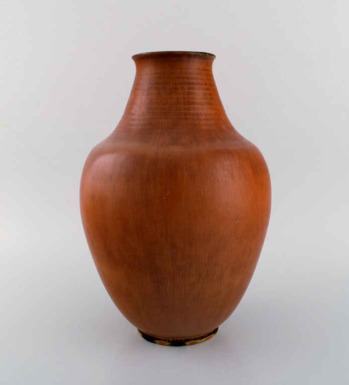 Triller Tobo, Sverige. Stilren unika vase i glaseret keramik. Smuk glasur i 
lysebrune nuancer. 1970