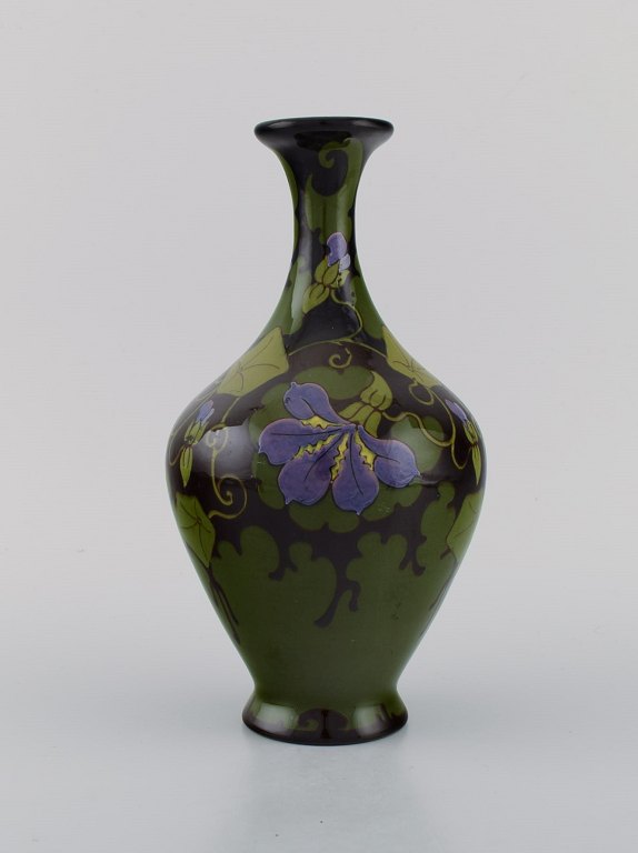 Regina, Holland. Antik art nouveau vase i glaseret keramik med håndmalede 
blomster og bladværk. Ca. 1910.
