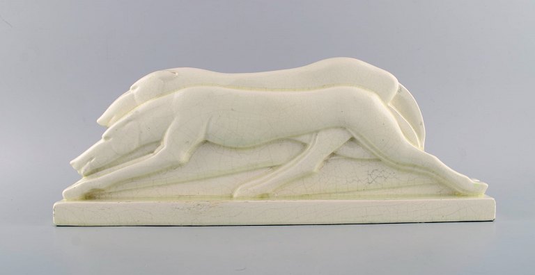 Charles Lemanceau (1905-1980), fransk billedhugger. Art deco skulptur af 
greyhounds i glaseret fajance. 1930/40