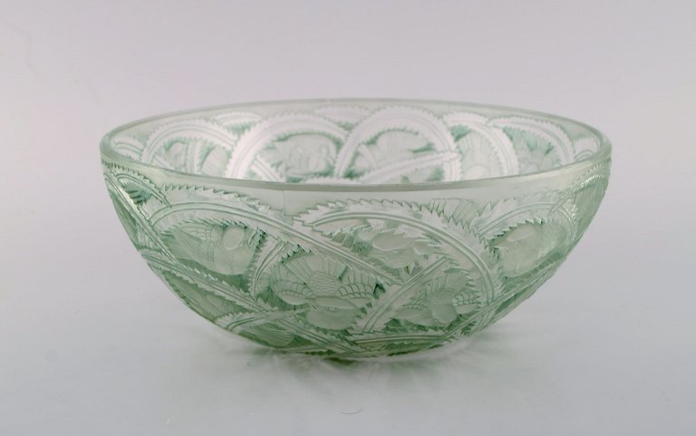 Early René Lalique Pinsons bowl in green and clear mouth-blown art glass. Ca. 
1933.

