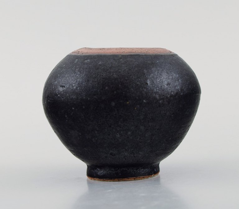 Eli Keller (b. 1942), Sweden. Round unique vase in glazed stoneware. 21st 
Century.
