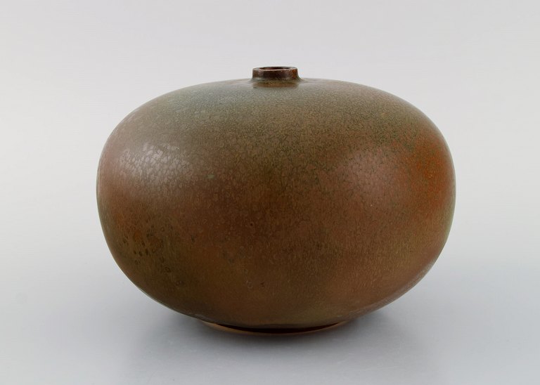 Round Bing & Grøndahl vase in glazed stoneware. Beautiful glaze in earth tones. 
1920s / 30s.
