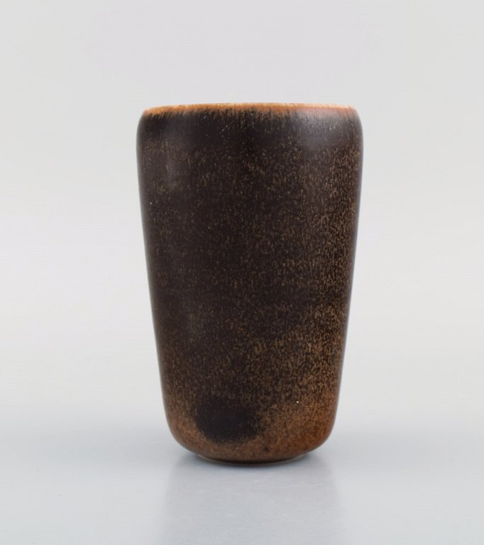 Saxbo vase i glaseret stentøj. Smuk glasur i brune nuancer. Midt 1900-tallet. 
Modelnummer 112.
