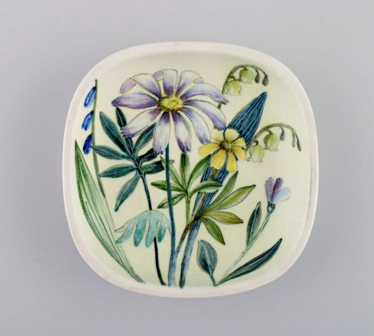 Carl Harry Stålhane for Rörstrand. Skål i glaseret keramik med håndmalede 
blomster. Midt 1900-tallet.
