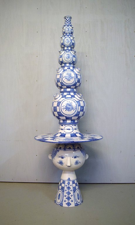 Bjørn Wiinblad (1918-2006), Danmark. Gigantisk vase i håndmalet glaseret 
keramik. Dame med hat. Modelnummer V32. Dateret 1971.

