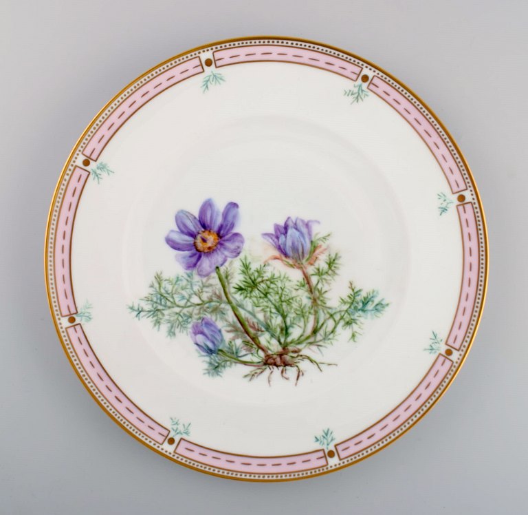 Bing & Grøndahl tallerken i håndmalet porcelæn med blomster og gulddekoration. 
Flora Danica stil, 1920/30