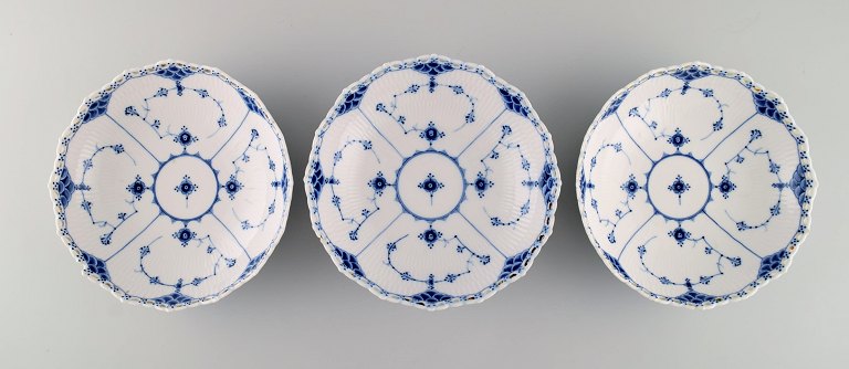 Tre antikke Royal Copenhagen Musselmalet Helblonde skåle. Tidligt 1800-tallet.
