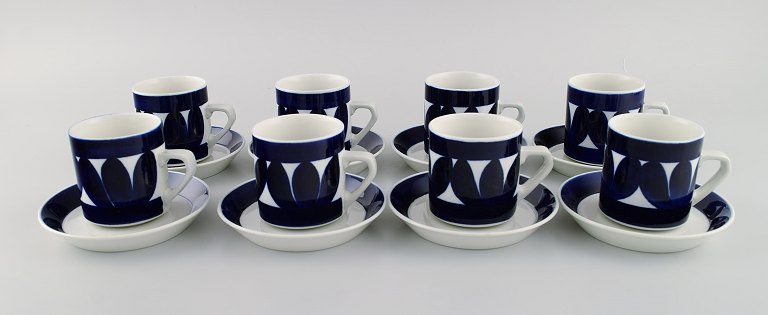 Raija Uosikkinen (1923-2004) for Arabia. Eight Sotka coffee cups with saucers in 
hand-painted glazed stoneware. Finnish design, 1960s.
