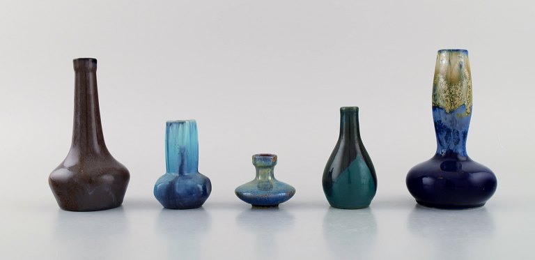 Fem belgiske miniature vaser i glaseret keramik. Midt 1900-tallet.
