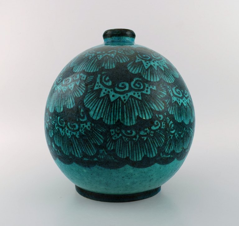 Edmond Lachenal (1855-1948), France. Large round unique vase in hand-painted 
glazed ceramics. Beautiful glaze in turquoise shades. 1920s / 30s.
