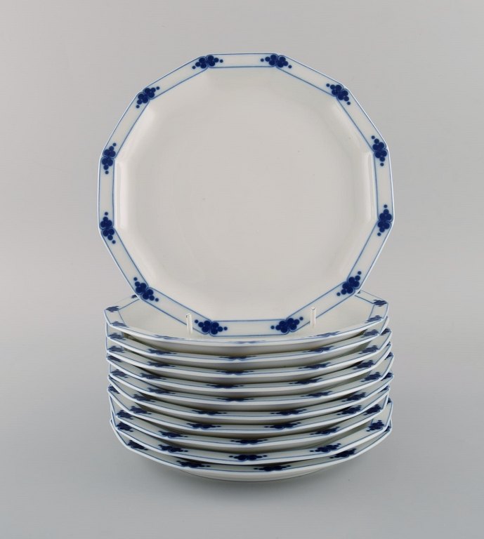 Tapio Wirkkala for Rosenthal. 11 Corinth plates in blue painted porcelain. 
Modernist Finnish design. Dated 1979-80.
