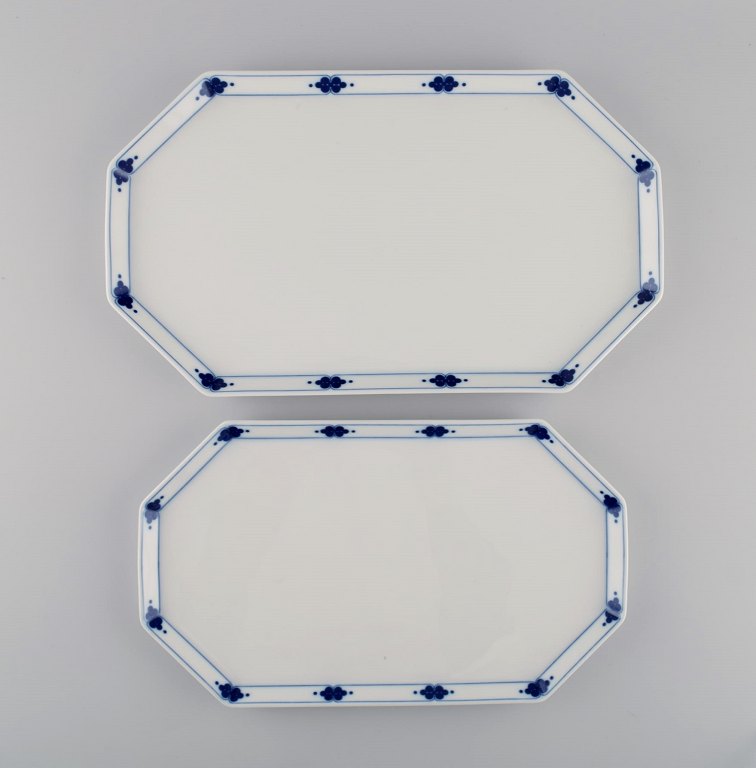 Tapio Wirkkala for Rosenthal. To Corinth serveringsfade i blåmalet porcelæn. 
Modernistisk finsk design. Dateret 1979-80.
