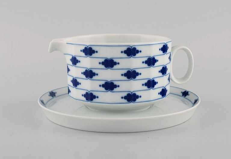 Tapio Wirkkala for Rosenthal. Corinth butter jug on saucer in blue painted 
porcelain. Modernist Finnish design. Dated 1979-80.

