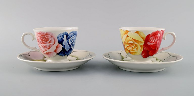 Emilio Bergamin for Taitù. To Romantica kaffekopper med underkopper i porcelæn 
med blomster. Italiensk design. Dateret 1994.
