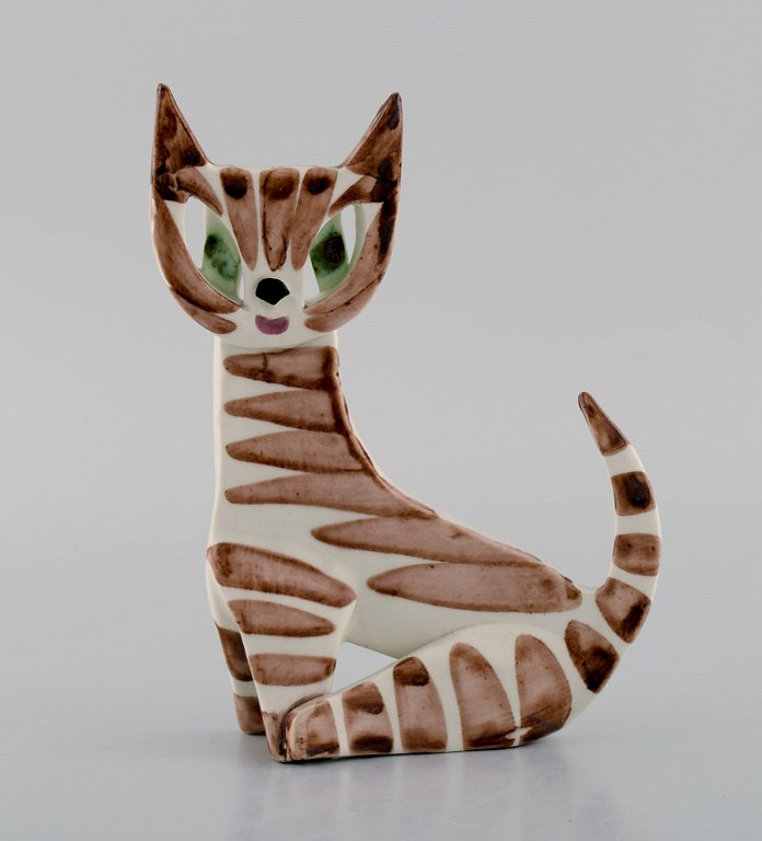 Dorothy Clough for Gefle. Rare cat in hand-painted glazed porcelain. Mid-20th 
century.
