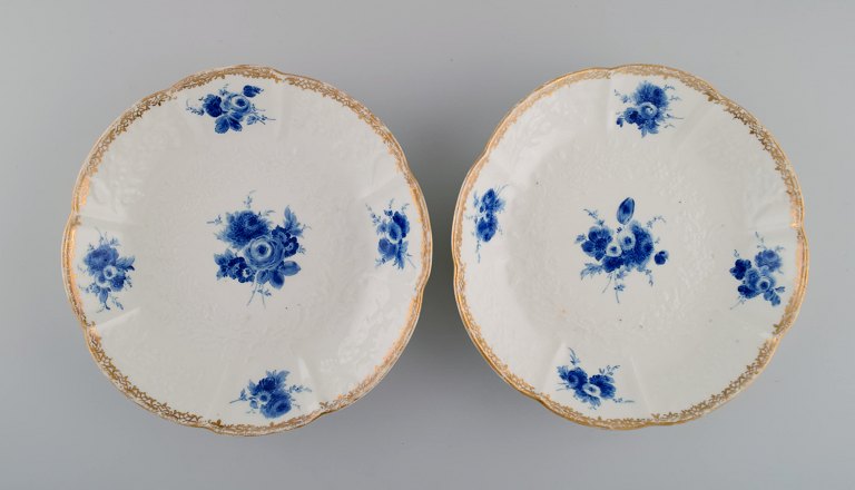 To antikke Meissen dybe tallerkener med bladværk i relief, håndmalede blomster 
og guldkant. Dateret 1732-1773.
