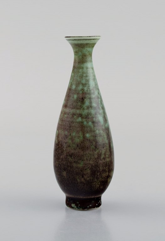 Berndt Friberg (1899-1981) for Gustavsberg Studiohand. Miniature vase i glaseret 
stentøj. Smuk glasur i grønne og aubergine nuancer. 1960