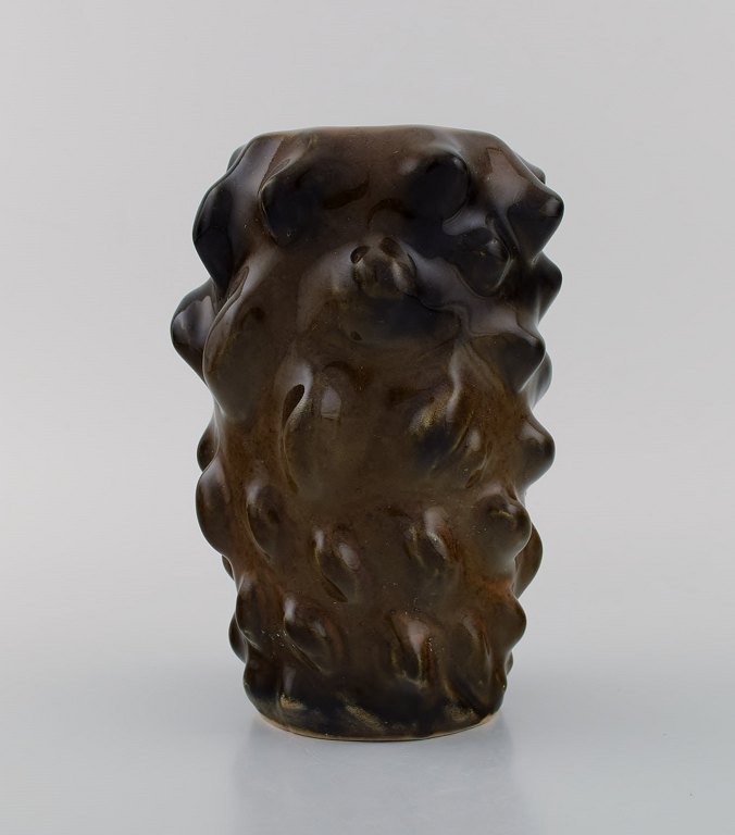 Axel Salto (1889-1961), Danmark. Vase af stentøj modelleret i spirende stil. 
Smuk oliven glasur med brunlige elementer. 1940