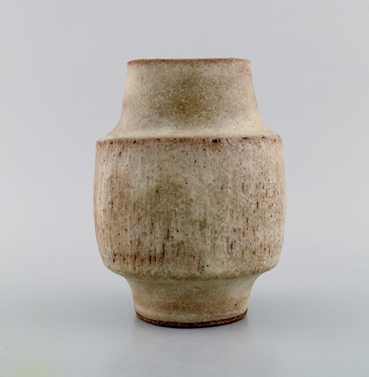 Lucie Rie (b. 1902, d. 1995), Austrian-born British ceramist. Modernist unique 
vase in glazed stoneware. Beautiful glaze in light earth tones. Grooved body. 
Own workshop, approx. 1970.
