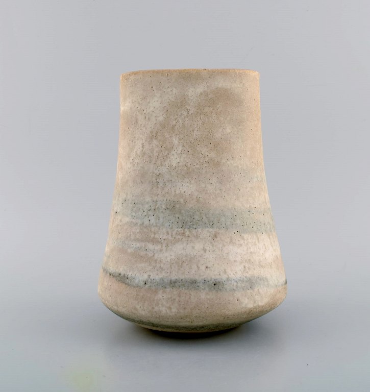 Lucie Rie (f. 1902, d. 1995), østrigsk-født britisk keramiker. Stor modernistisk 
unika vase i glaseret stentøj. Smuk glasur i sand nuancer. Eget værksted, ca. 
1970.

