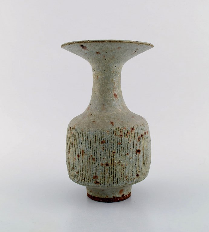 Lucie Rie (b. 1902, 1995), Austrian-born British potter. Large modernist unique 
vase in glazed ceramics / stoneware. Beautiful glaze in grey shades. Fluted 
body. Trumpet shaped mouth. Own workshop, ca. 1970.
