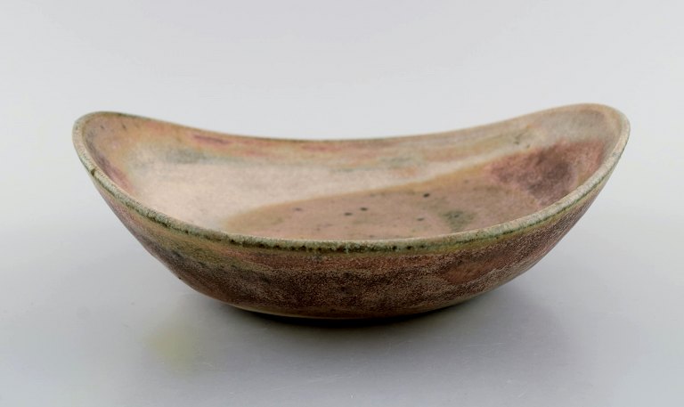 Lucie Rie (f. 1902, d. 1995), østrigsk-født britisk keramiker. Stor modernistisk 
unika skål i glaseret stentøj. Smuk glasur i lyse jordnuancer. Eget værksted, 
ca. 1970.
