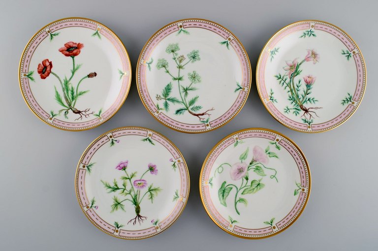 Fem Bing & Grøndahl tallerkener i porcelæn med håndmalede blomster og 
gulddekoration. Flora Danica stil, 1920/30