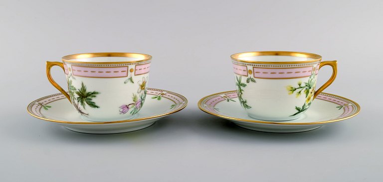Two Bing & Grøndahl coffee cups with saucers in hand-painted porcelain. Flowers 
and gold decoration. Flora Danica style, 1920s / 30s.
