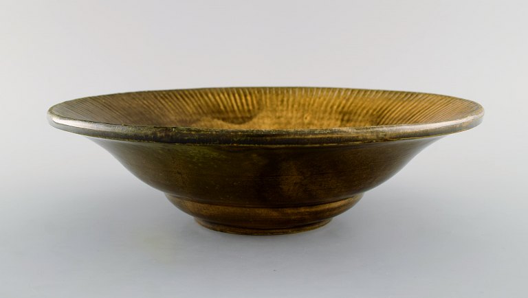 Svend Hammershøi for Kähler, Denmark. Bowl in glazed stoneware. Beautiful yellow 
uranium glaze. 1930s / 40s.
