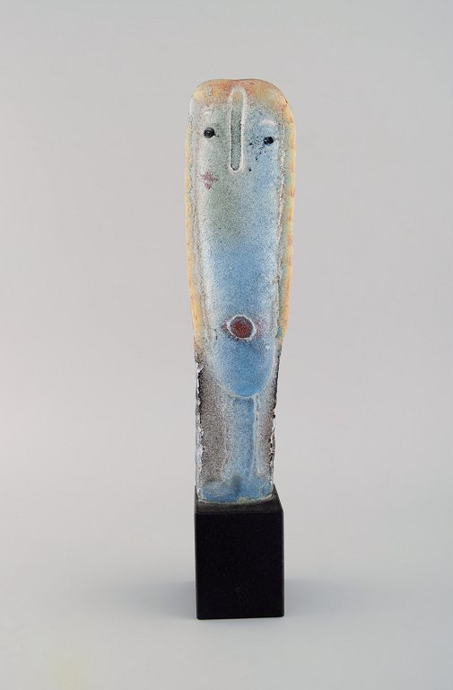 Eva Ullberg (b. 1950), Sweden. Unique sculpture in mouth-blown art glass. Woman 
face on base. 1980s.
