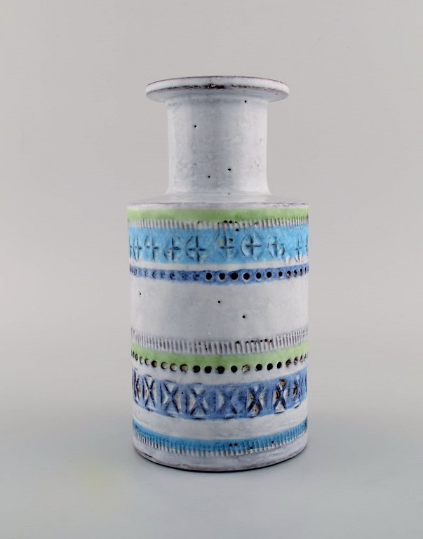 Bitossi vase i glaseret keramik. Smuk glasur i lyse blå nuancer. Stribet design. 
Midt 1900-tallet.
