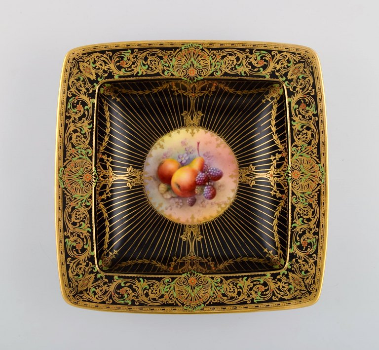 Royal Worcester, England. Antik skål i håndmalet porcelæn dekoreret med frugter. 
Tidligt 1900-tallet.

