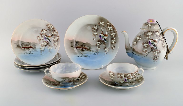 Japanese tea service in hand painted porcelain. Mid-20th century.
