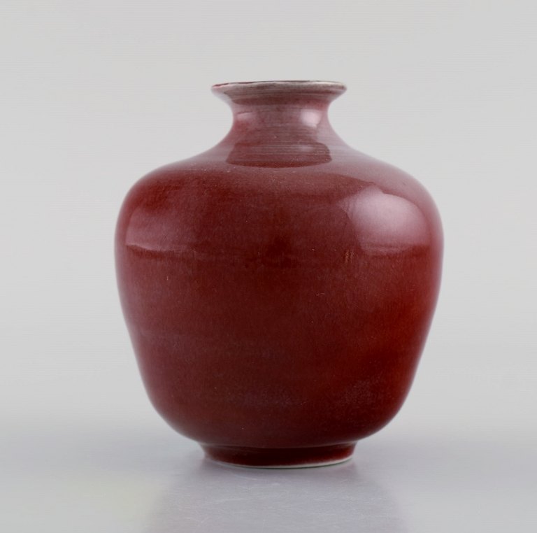 Anne-Sophie Runius (f. 1932), Sverige. Unika vase i glaseret stentøj. Smuk 
glasur i røde nuancer. 1980
