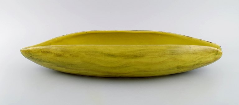 St. Clement, France. Colossal organically shaped bowl in hand-painted glazed 
stoneware. Beautiful glaze in yellow shades. Mid-20th century.
