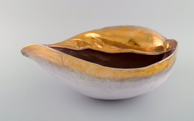 European studio ceramicist. Large unique sculpture designed as a conch in glazed 
ceramics. Beautiful glaze in delicate pink and gold. Late 20th century.
