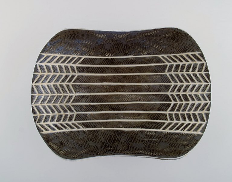 Mari Simmulson (1911-2000) for Upsala-Ekeby. Large bowl in glazed stoneware from 
her well-known Ax series. Incised grain decor on brown background. Mid-20th 
century.
