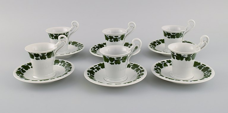 Seks Meissen Green Ivy Vine Leaf kaffekopper med underkopper i håndmalet 
porcelæn. 1900-tallet.
