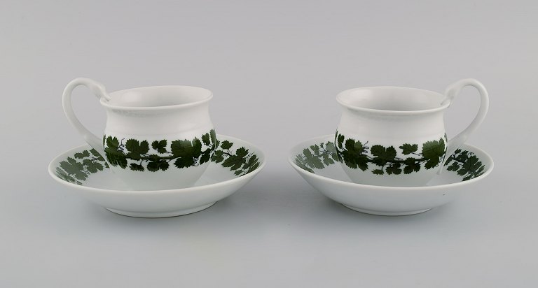 To Meissen Green Ivy Vine Leaf kaffekopper i håndmalet porcelæn. 1900-tallet.
