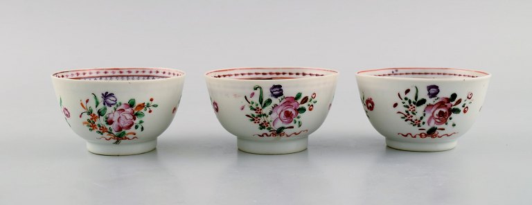 Tre antikke kinesiske tekopper i håndmalet porcelæn. Qian Long (1736-1795).
