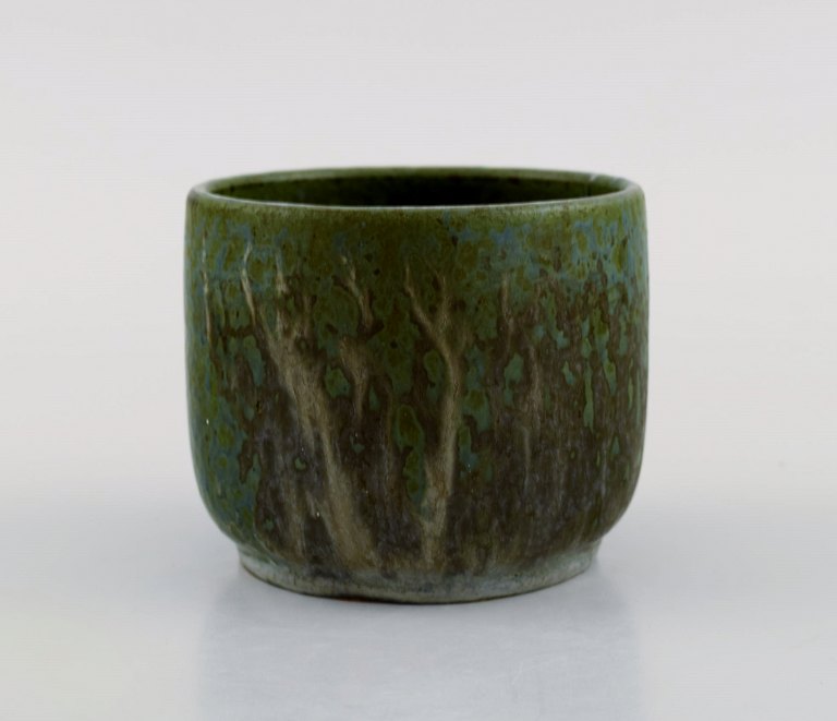 Arne Bang (1901-1983), Danmark. Vase i glaseret keramik. Smuk glasur i blågrønne 
og lyse jord nuancer. 1940/50