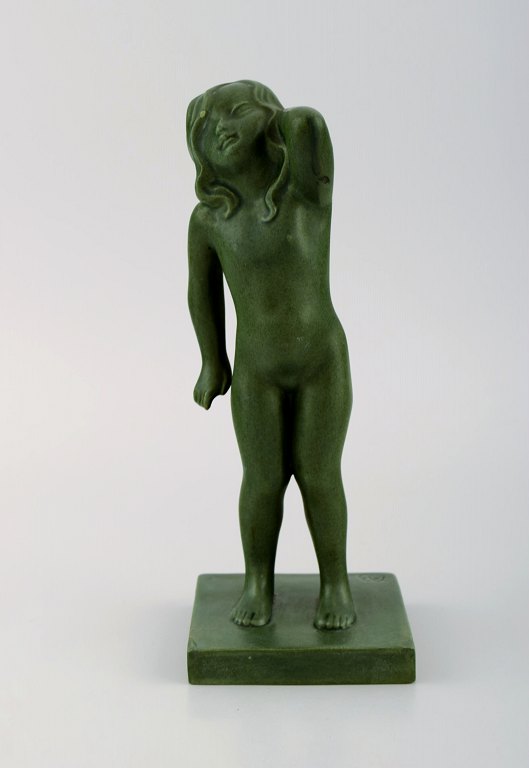 Arne Bang for Ipsens Enke. Sjælden figur i jadegrøn glaseret keramik. Nøgen 
pige. Model 916. 1920/30