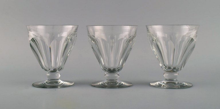 Baccarat, France. Three Tallyrand glasses in clear mouth-blown crystal glass. 
Mid-20th century.
