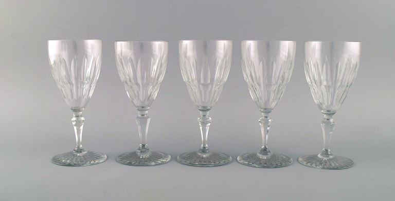 Baccarat, Frankrig. Fem art deco rødvinsglas i klart mundblæst krystalglas. 
1930/40